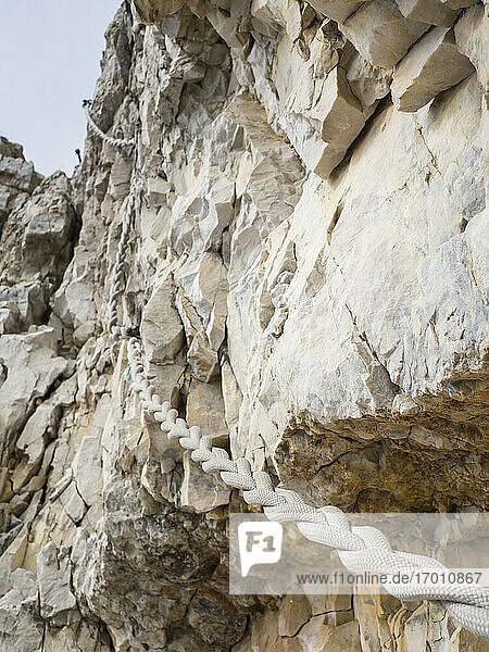 Abseilen von einer steilen Felswand in den Sextner Dolomiten