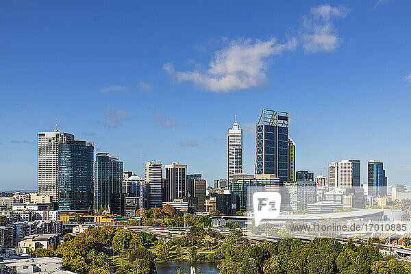 Australien  Westaustralien  Perth  John Oldham Park und Wolkenkratzer in der Innenstadt