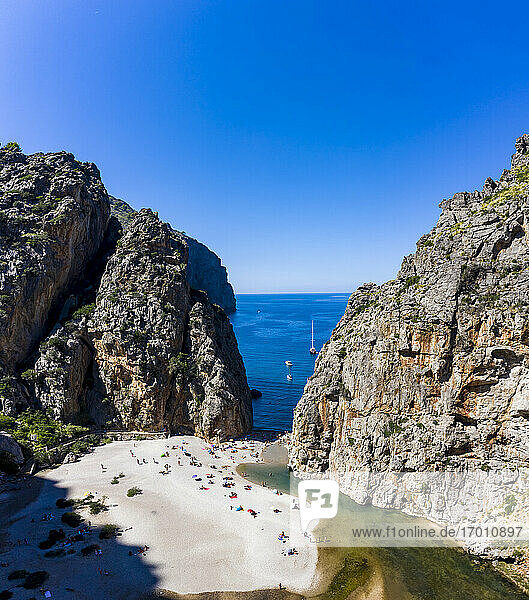Idyllischer Blick auf den Strand von Mallorca  Torrent De Pareis  Sierra De Tramuntana  Balearische Inseln  Spanien