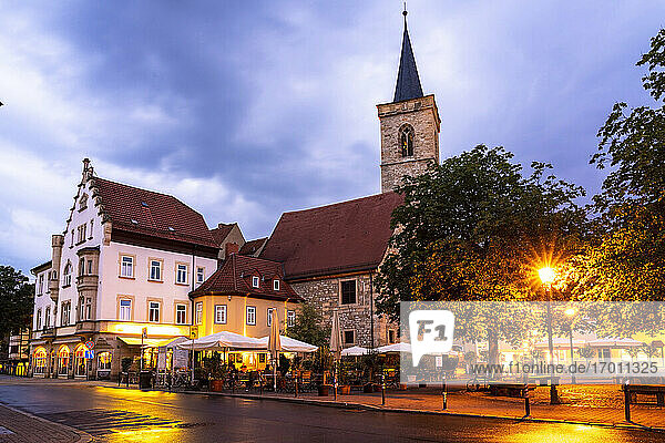 Deutschland  Erfurt  Wenigemarkt  Altstädter Ring mit St. Giles Kirche in der Abenddämmerung