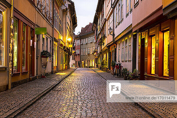 Deutschland  Erfurt  Altstadt Karmerbrucke Straße in der Abenddämmerung