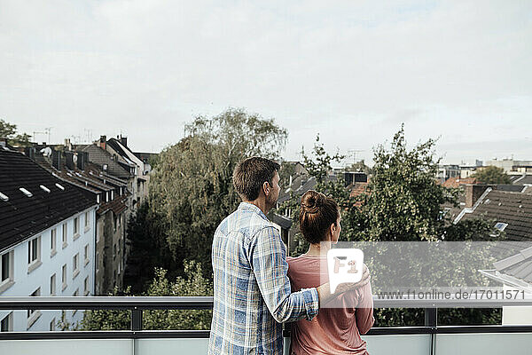 Reifes Paar steht und verbringt seine Freizeit zusammen auf dem Balkon