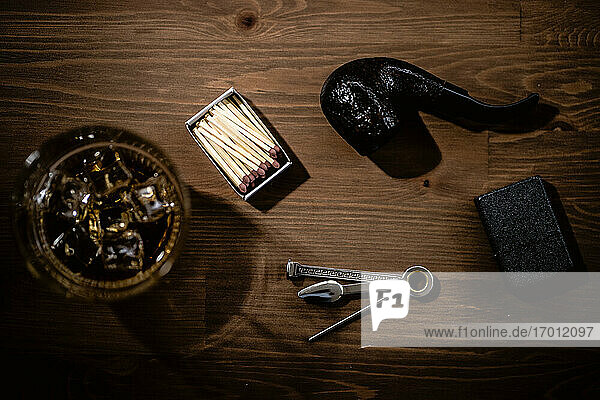 Streichholzschachtel  Glas Whiskey  Rauchpfeife und 3-in-1-Tschechisches Werkzeug