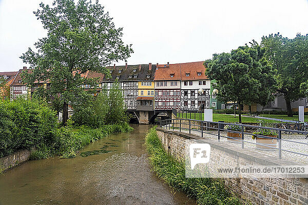 Deutschland  Erfurt  Karmerbrucke mit den historischen Häusern an der Gera