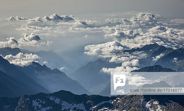 Schweiz  Monte Rosa  Luftaufnahme des Monte Rosa Massivs in Wolken