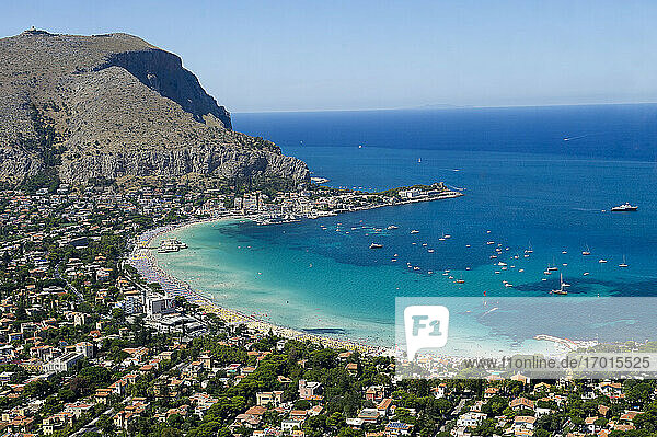 Europa  Italien  Sizilien  Palermo  Mondello Strand eingeschlossen in Monte Gallo und Monte Pellegrino. Strand  Meer  Mittelmeer  das Tyrrhenische Meer