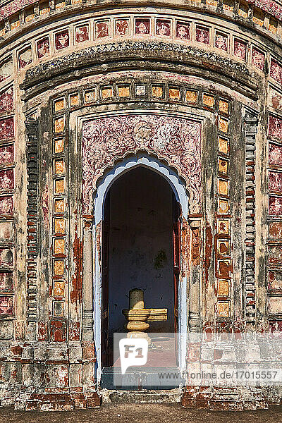 Kalna Stadt  Westbengalen  Indien. Die Ziegel Bardhaman Naba Kailash Tempel zu Lord Shiva gewidmet wurde 1809 gebaut . Jeder Tempel hat eine Statue in Marmor von einem Lingam  Symbol von Shiva  noch nach Norden geleitet.
