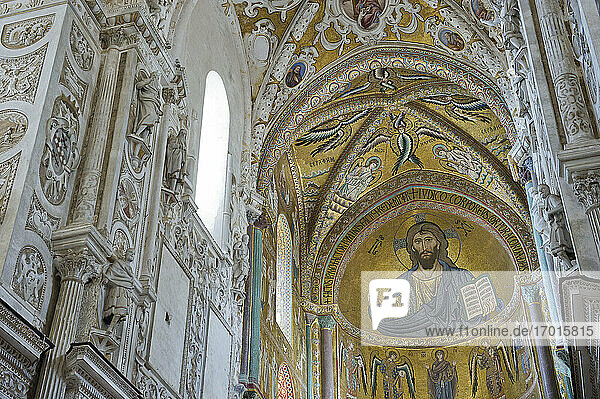 Europa  Italien  Sizilien  Cefalù  Byzantinische Mosaike von Christus  Maria und den Aposteln in der Kathedrale  Dom von Cefalu [Cefaú] Sizilien