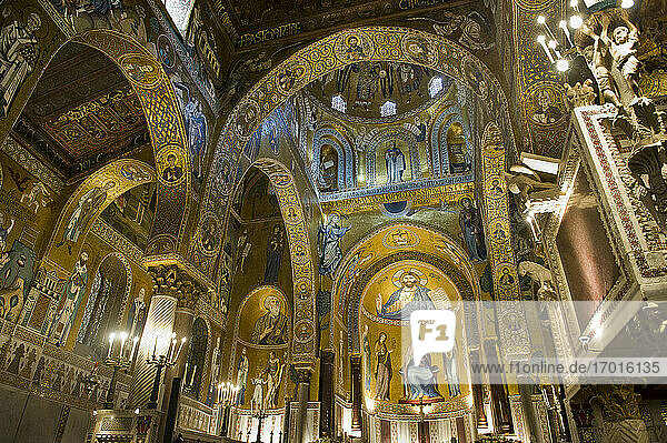 Europa  Italien  Sizilien  Palermo  der Normannenpalast  Königspalast  Häuser des Parlaments der Region Sizilien. Palatinische Kapelle reich geschmückt mit byzantinischen Mosaiken  reiche Kassettendecke Die romanischen Skulpturen sind Latino.