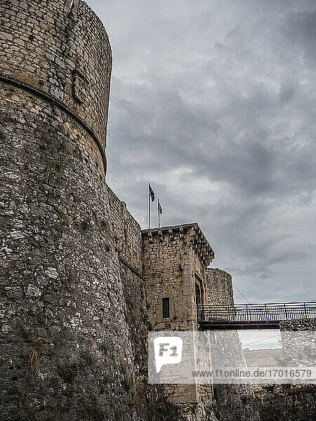 Schloss Piccolomini  Festung  Fucino-Ebene  Ortucchio  Abruzzen  Italien