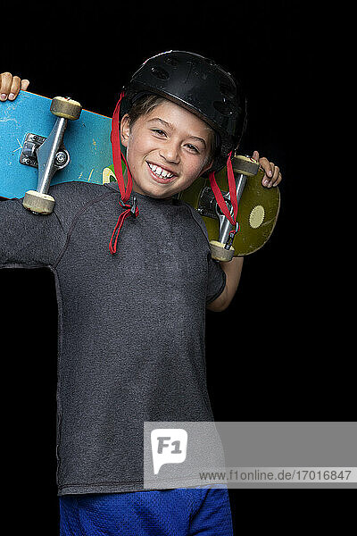 Porträt eines Jungen mit Skateboard