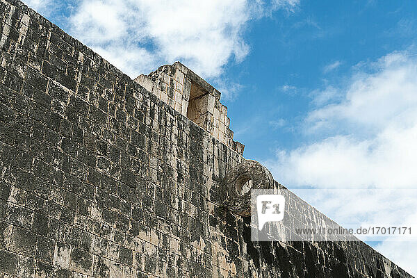 Mexiko  Yucatan  Chichen Itza  Mauer in alten Maya-Ruinen