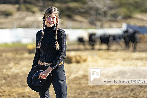 Porträt einer Rancherin auf einem Feld