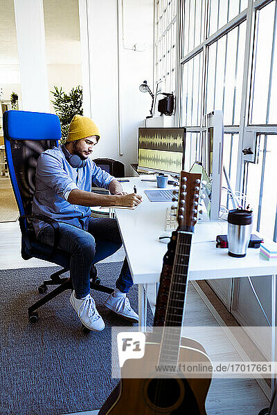 Songwriter beim Schreiben am Schreibtisch im Studio