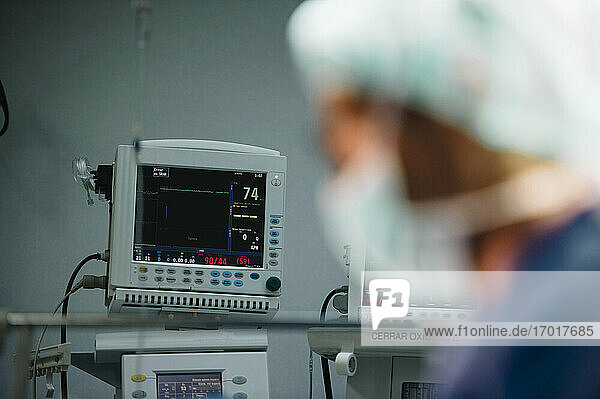 Überwachung der Geräte im Operationssaal während der Operation
