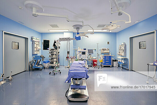 Anordnung der medizinischen Geräte im Operationssaal eines Krankenhauses