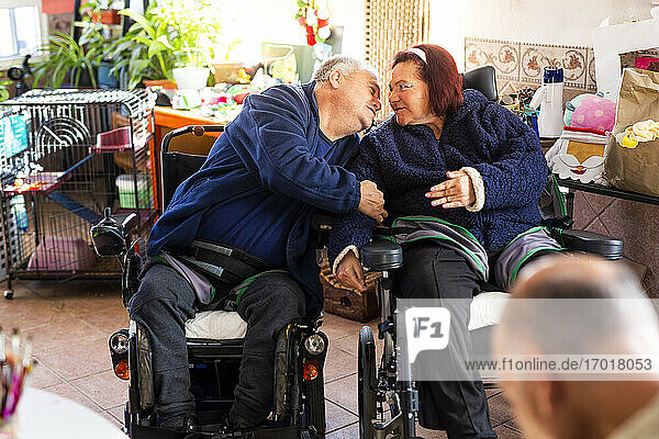 Behindertes Paar sitzt im Pflegeheim