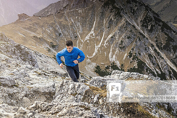 Sportler beim Laufen auf dem Ponten in Tirol  Österreich