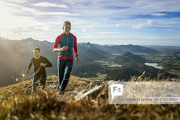 Sportler beim Trailrunning auf dem Bergpfad der Saulingspitze in Bayern  Deutschland