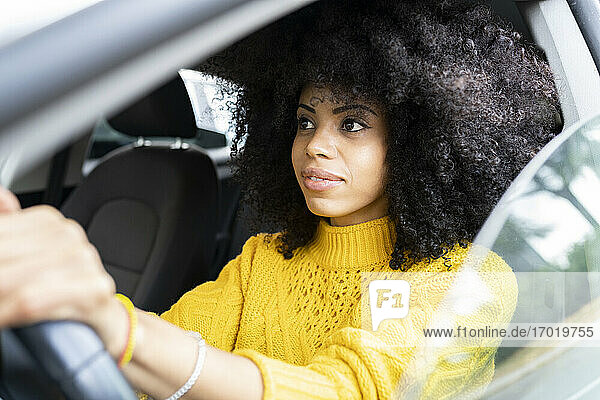 Junge Frau konzentriert sich beim Autofahren