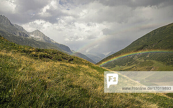 Regenbogen über Berglandschaft