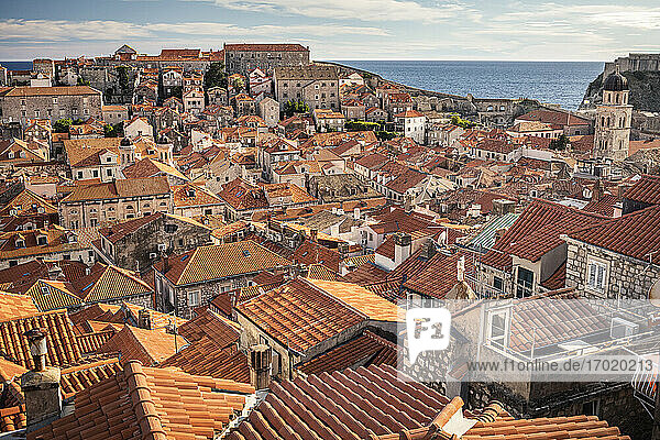 Kroatien  Dubrovnik  Altstadtgebäude mit orangefarbenen Dächern und Meer in der Ferne