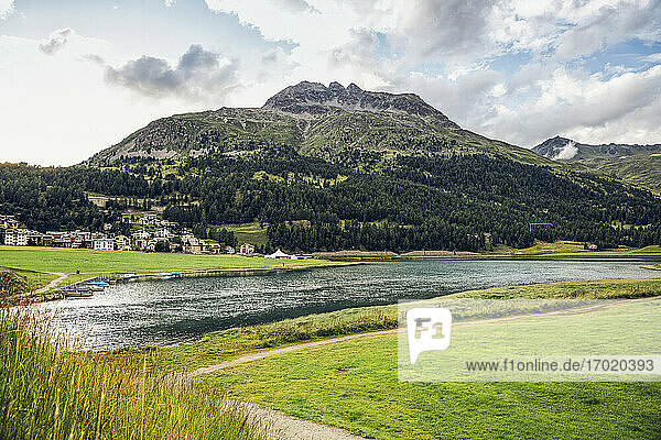 Schweiz  Kanton Graubünden  Silvaplana  Ufer des Silvaplanersees mit Dorf im Hintergrund
