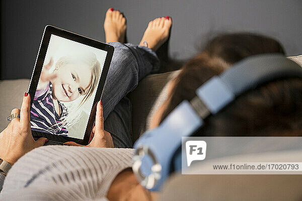 Videoanruf der Mutter an ihre Tochter über ein digitales Tablet zu Hause