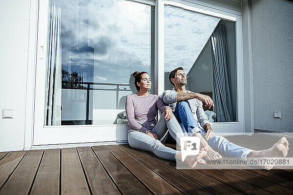 Älteres Paar entspannt sich auf dem Balkon an einem sonnigen Tag