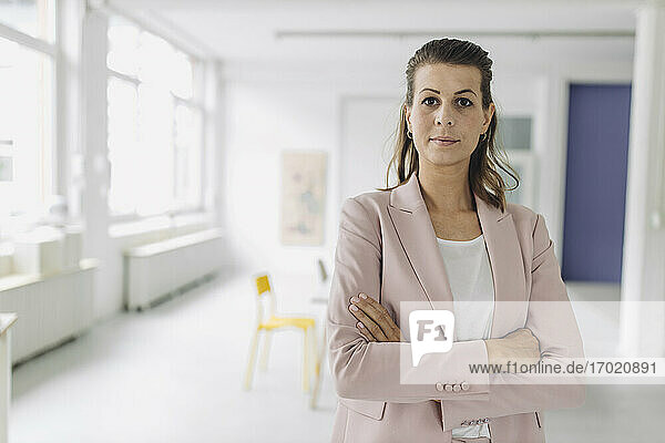 Porträt einer Geschäftsfrau im Büro stehend