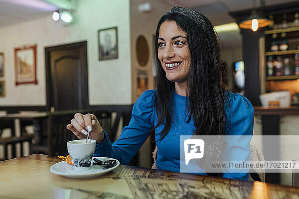 Attraktive junge Frau mit Kaffee im Restaurant