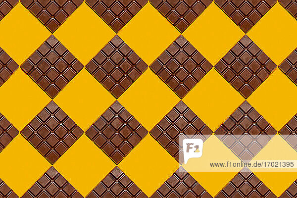Muster von Schokoladentafeln auf gelbem Hintergrund