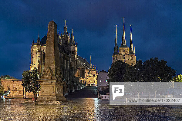 Deutschland  Erfurt  Domplatz mit Obelisk und Dom bei Nacht