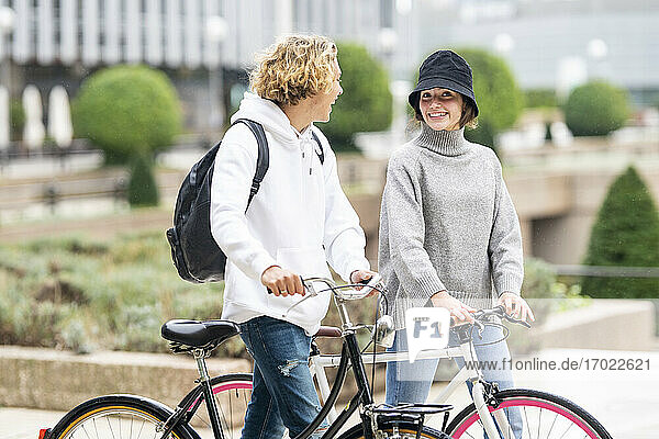 Junge Freunde fahren mit dem Fahrrad im Park