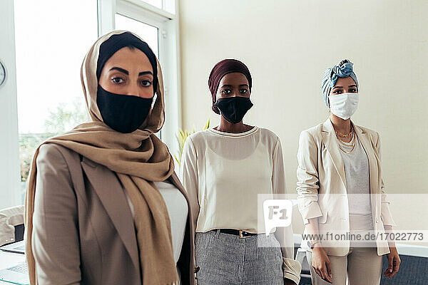 Geschäftsfrauen mit Gesichtsmasken im Büro