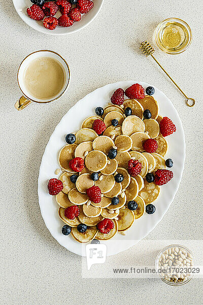 Mini-Pancakes mit Beeren  Pinienkernen und Agavensirup