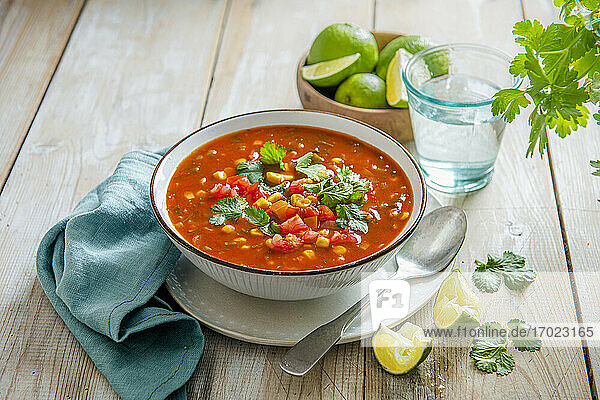 Würzige Mais-Paprika-Suppe mit Limette und Koriandergrün (Mexiko)
