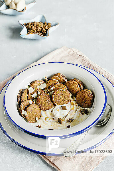 Mini-Schokoladenpancakes mit Müsli  Erdnussbutter und Joghurt