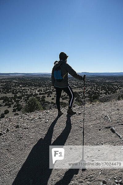 USA  New Mexico  Lamy  Galisteo Basin Preserve  Wanderin mit Blick auf das Galisteo Basin Preserve