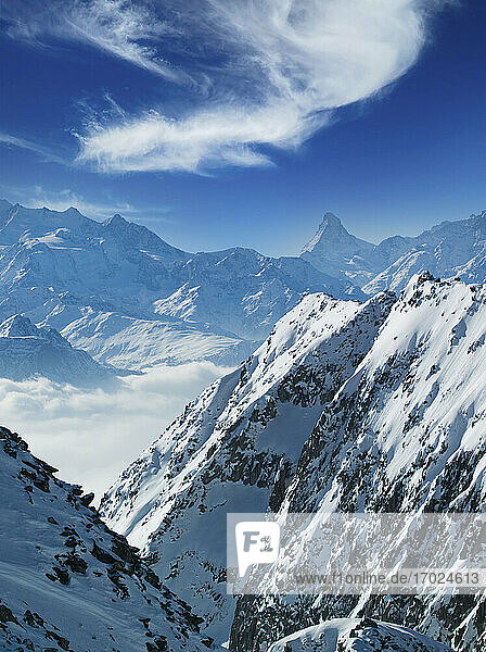 Schweiz  Kanton Wallis  Brig  Schneebedeckte Berge im Winter