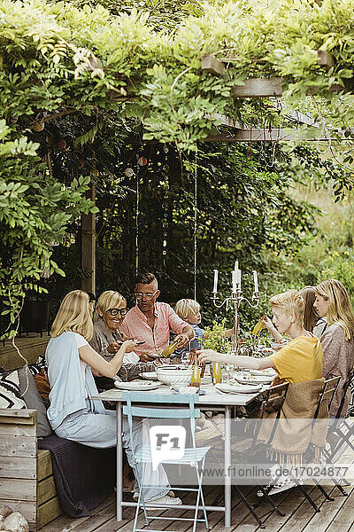 Glückliche Familie beim Essen auf der Gartenparty