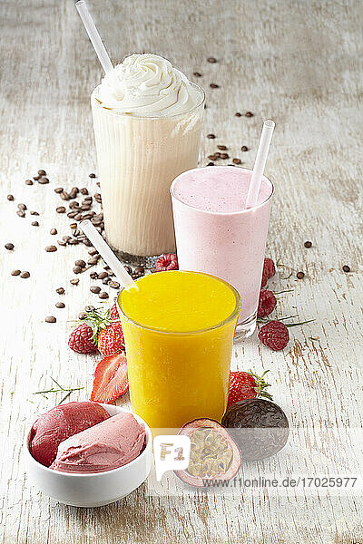 Exotischer Slushie  Erdbeer-Milchshake und Kaffee-Shake