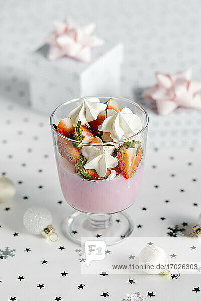 Erdbeer-Mascarpone-Dessert mit Baiser (weihnachtlich)