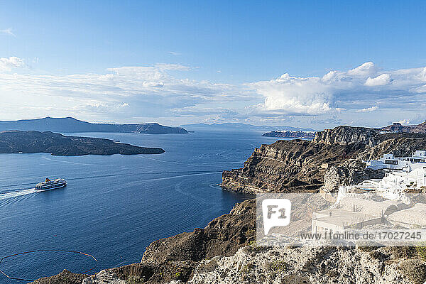 Fähre vorbei an der Caldera von Fira  Santorin  Kykladen  Griechische Inseln  Griechenland  Europa