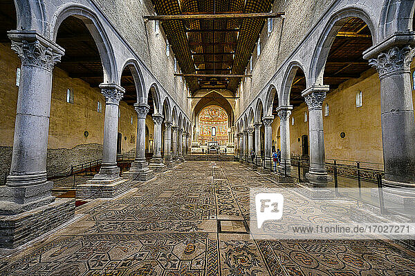 Innenraum der Kathedrale von Aquileia mit dem Mosaikpflaster  UNESCO-Weltkulturerbe  Aquileia  Udine  Friaul-Julisch-Venetien  Italien  Europa