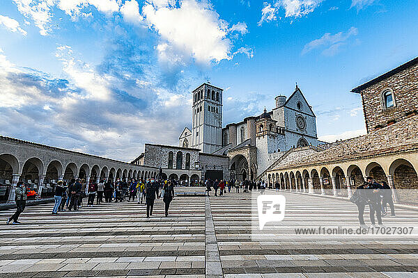 Platz vor der Basilika des Heiligen Franz von Assisi  UNESCO-Weltkulturerbe  Assisi  Umbrien  Italien  Europa