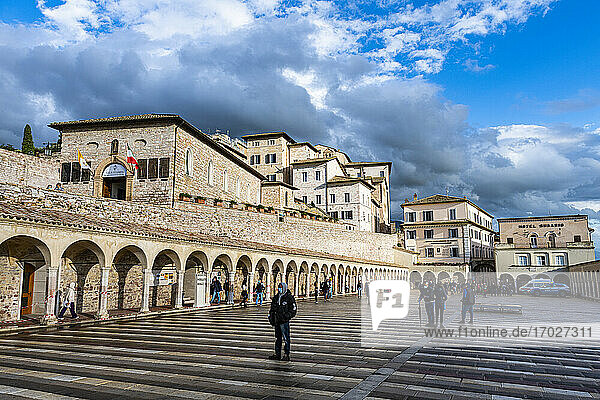 Platz vor der Basilika des Heiligen Franz von Assisi  UNESCO-Weltkulturerbe  Assisi  Umbrien  Italien  Europa