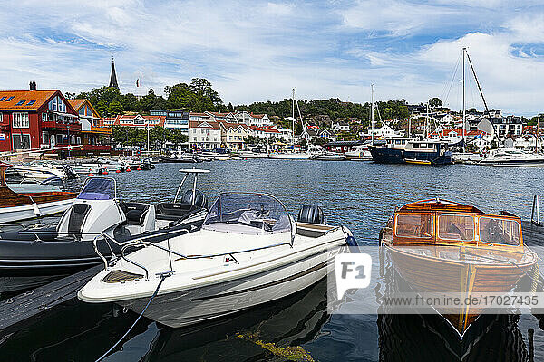 Hafen der historischen Hafenstadt Grimstad  Bezirk Agder  Norwegen  Skandinavien  Europa