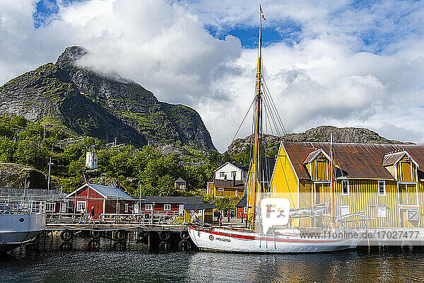 Segelboot im Hafen des kleinen Fischerdorfes Nusfjord  Lofoten  Nordland  Norwegen  Skandinavien  Europa