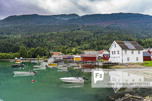 Kleine Boote im Hafen von Solvorn  Norwegen  Skandinavien  Europa